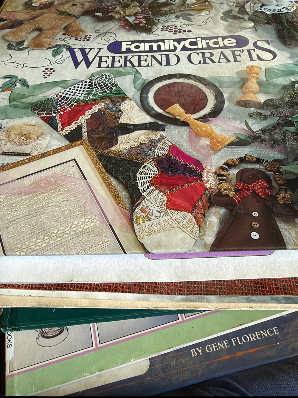 Family Circle Weekend Crafts Book - Multicolor Cover